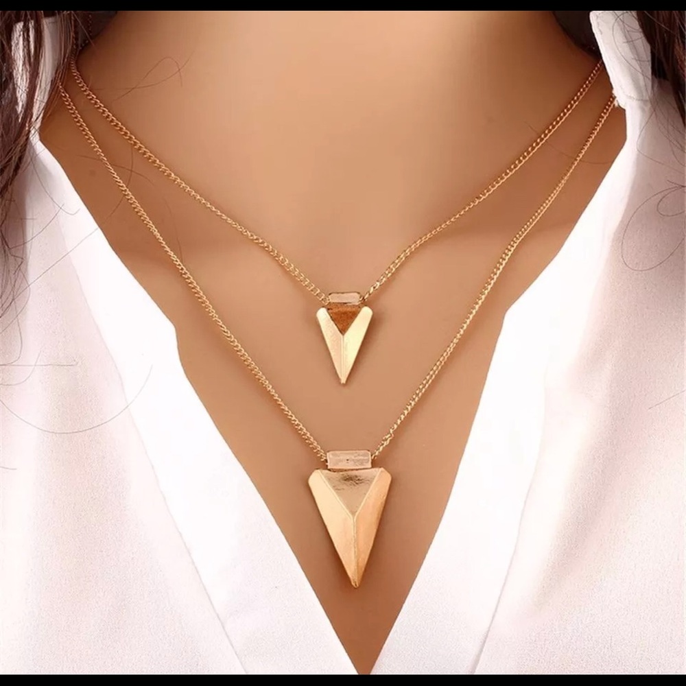 NWT layered goldtone chain 💙